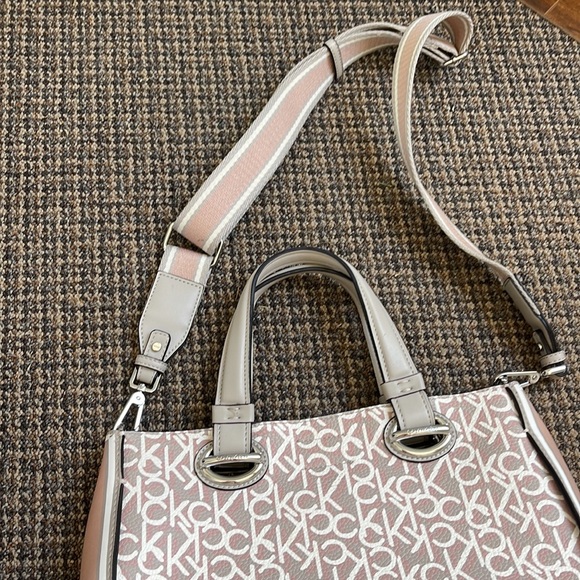 Calvin Klein Purse With Removable Shoulder Strap - Picture 3 of 4